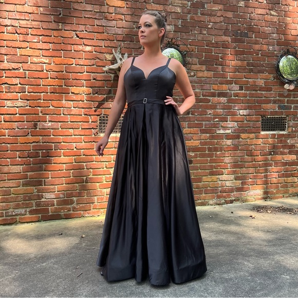 Custom Made Gothic Ballgown Alternative Wedding Dress - Lace Up Corset & Slit - Picture 13 of 17